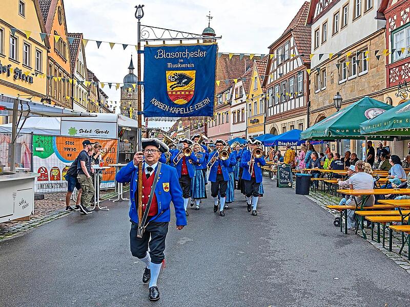 Um 18 Uhr marschieren am Samstag die Ehreng&auml;ste ein, mit dem Blasorchester vorneweg. Rudolf Hein/Archiv