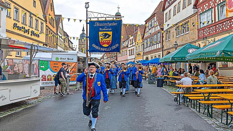 Um 18 Uhr marschieren am Samstag die Ehreng&auml;ste ein, mit dem Blasorchester vorneweg. Rudolf Hein/Archiv