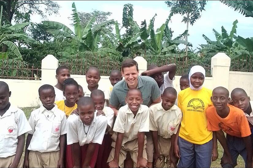 Der Bamberger Schreinermeister Michael Rudolph mit seinen Sch&uuml;lern in Uganda