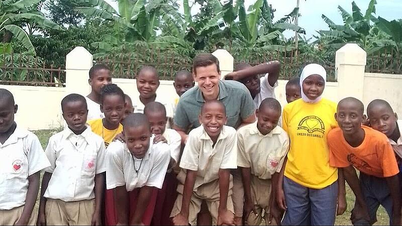 Der Bamberger Schreinermeister Michael Rudolph mit seinen Sch&uuml;lern in Uganda