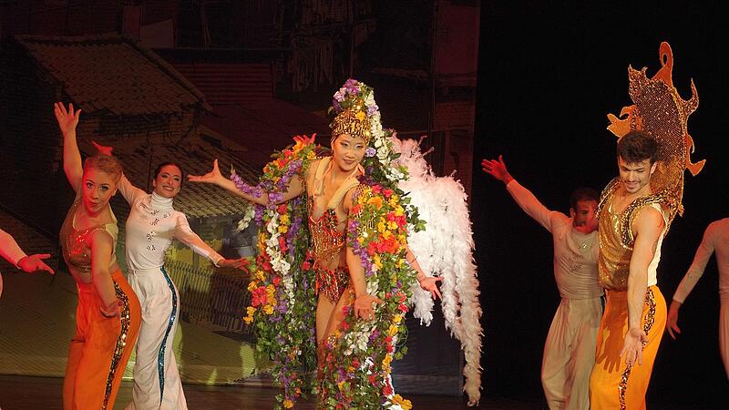 Eine Liebeserklärung an Brasilien und den Samba präsentierten die Tänzerinnen und Tänzer des Landestheaters Detmold im Bad Kissinger Kurtheater.