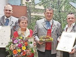 Zweiter Vorsitzender Andreas Partsch (von links), Ehren-Kassiererin Gertrud M&uuml;tzel, Ehrenvorsitzender Eugen Pfeffermann und Dirigent Stefan Roth.