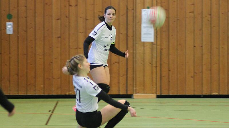 Die Staffelsteinerin Jule Ahles (vorne) wehrt einen gegnerischen Ball gekonnt ab. Die Staffelsteinerin Jule Ahles (vorne) wehrt einen gegnerischen Ball gekonnt ab.