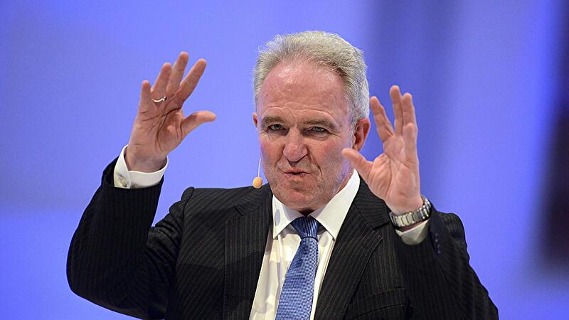 Uwe Voigt  wurde in Lichtenfels geboren. Heute lehrt er in Augsburg und Neufundland.