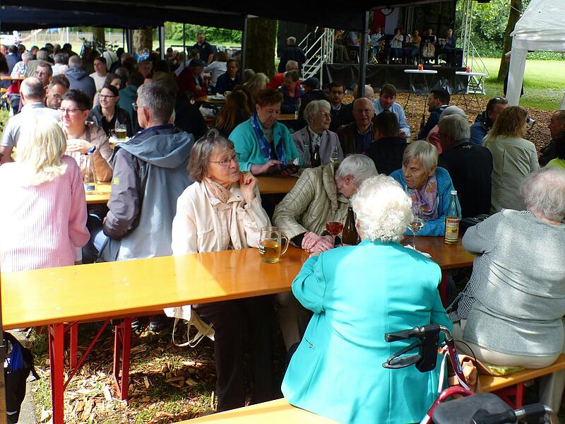 Am Sonntag spitzte sogar die Sonne kurz hervor. Der zweite Teil des Obervolkacher Festes war sehr gut besucht. Am Sonntag spitzte sogar die Sonne kurz hervor. Der zweite Teil des Obervolkacher Festes war sehr gut besucht.