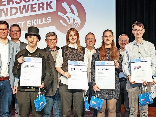 Eingerahmt von HWK-Verantwortlichen und Ehreng&auml;sten posierten die Kammersieger aus Stadt und Landkreis Coburg f&uuml;rs Foto (mit Urkunden, von links): Tom Schreiber, Lisa B&uuml;ttner, Lydia Weiland, Johannes Imhof und Jakob Vukadinovic.