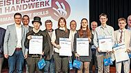 Eingerahmt von HWK-Verantwortlichen und Ehreng&auml;sten posierten die Kammersieger aus Stadt und Landkreis Coburg f&uuml;rs Foto (mit Urkunden, von links): Tom Schreiber, Lisa B&uuml;ttner, Lydia Weiland, Johannes Imhof und Jakob Vukadinovic.