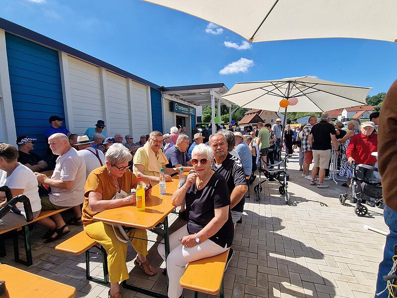 Er&ouml;ffnungsfestTante-Enso-Laden in PremichEr&ouml;ffnungsfestTante-Enso-Laden in Premich