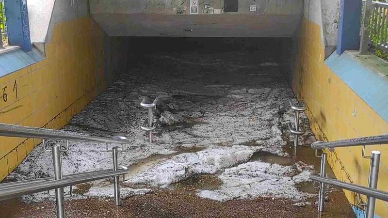 Die Unterf&uuml;hrung am Bahnhof war komplett voll mit Wasser und Hagel.