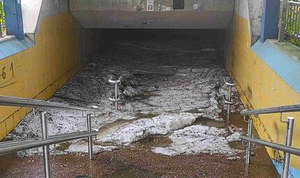Die Unterführung am Bahnhof war komplett voll mit Wasser und Hagel.Bahnhofsunterführungen voll Wasser Die Unterführung am Bahnhof war komplett voll mit Wasser und Hagel.