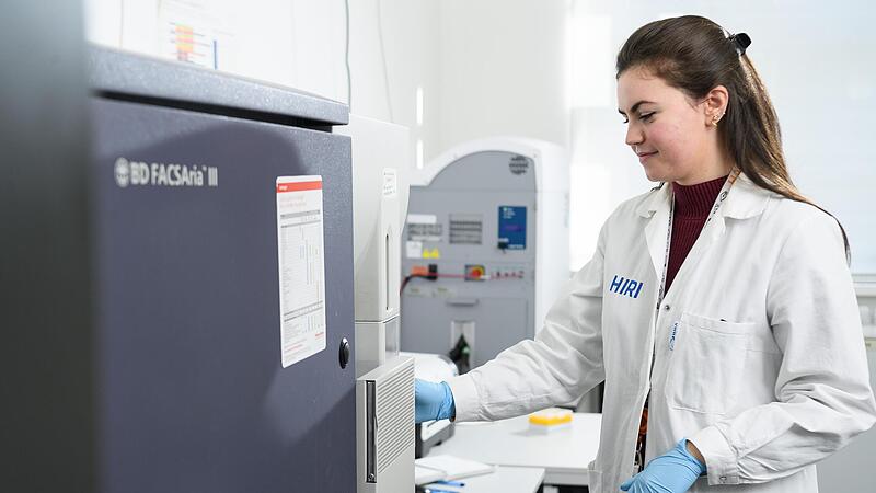 Dr. Daphne Collias aus den USA in ihrem Labor am Helmholtz-Institut für RNA-basierte Infektionsforschung (HIRI) Dr. Daphne Collias aus den USA in ihrem Labor am Helmholtz-Institut für RNA-basierte Infektionsforschung (HIRI)