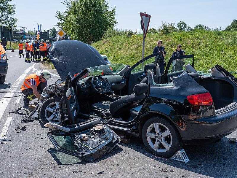 Zwei Autos an der Autobahnauffahrt zur A70 bei Scheßlitz im Landkreis Bamberg kollidiert