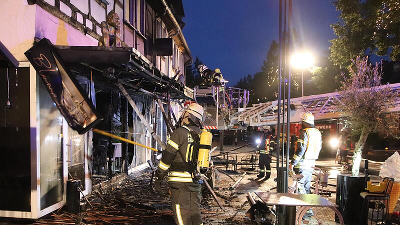 30 Einsatzkr&auml;fte verhinderten die Ausbreitung des Feuers in einem Fachwerkgeb&auml;ude in Schl&uuml;chtern, das unmittelbar an das alte Rathaus angrenzt.
