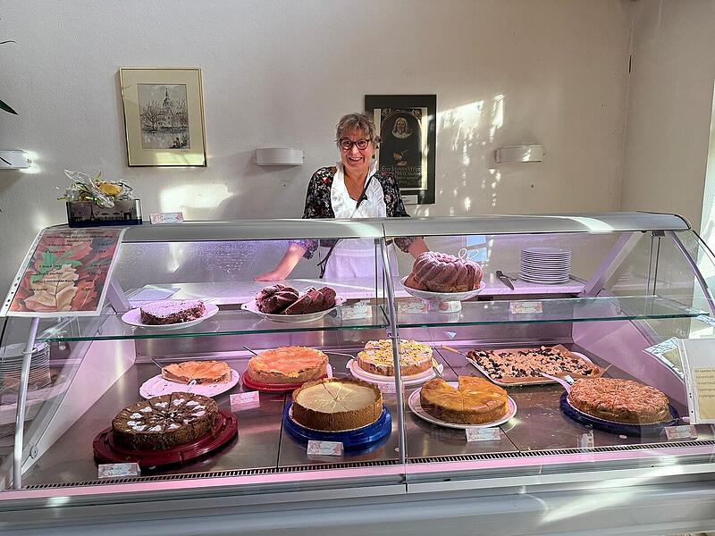Am Er&ouml;ffnungstag gab es ein reichhaltiges Kuchenbuffet.