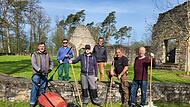 Josef Wehner, Werner Schmitt, Uwe B&ouml;rner, Rudi Behr, Robert Reuscher und Friedrich Seitz beim Fr&uuml;hjahrs-Einsatz am Michelsberg. Auf dem Bild fehlt Siegfried Pfisterer.