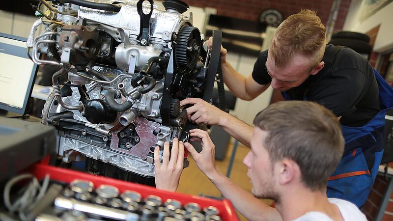 Auszubildende zum Kfz-Mechatroniker arbeiten an einem Verbrennungsmotor. Ab 2035 sollen in der EU keine Neuwagen mit dieser Technologie mehr zugelassen werden d&uuml;rfen.