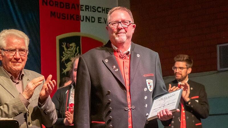 Norbert Schneider (Mitte) wird Ehrenvorsitzender.