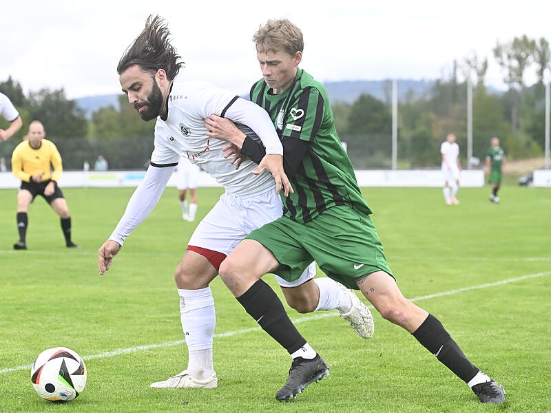 Der Ebersdorfer Lovis Pietsch (links) behauptet den Ball gegen den Neukenrother Erik Wetstein.