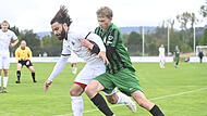 Der Ebersdorfer Lovis Pietsch (links) behauptet den Ball gegen den Neukenrother Erik Wetstein.