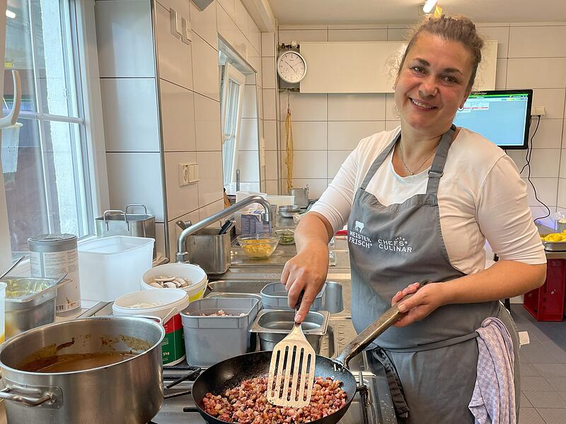 Zlatina Peeva arbeitet in der K&uuml;che der Fischk&uuml;che Reck. Nach der Geburt ihres Kindes schien ihr eine R&uuml;ckkehr in die Gastronomie undenkbar.