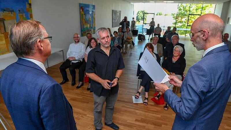 Oberbürgermeister Andreas Starke (l.) und der Geschäftsführer der Mediengruppe Oberfranken, Walter Schweinsberg, übergaben die Bürgernadeln und Urkunden an die Geehrten.