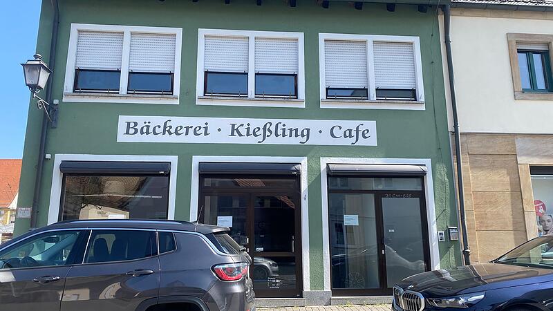 Nach Jahrzehnten ist jetzt Schluss: Bamberger Traditionsb&auml;ckerei Kie&szlig;ling muss aus gesundheitlichen Gr&uuml;nden dichtmachen. Treue Br&ouml;tchenk&auml;ufer zeigen sich wehm&uuml;tig  und w&uuml;nschen sich f&uuml;r den Leerstand im Herzen der Baunacher Innenstadt einen w&uuml;rdigen Nachfolger -am liebsten in B&auml;ckergestalt.