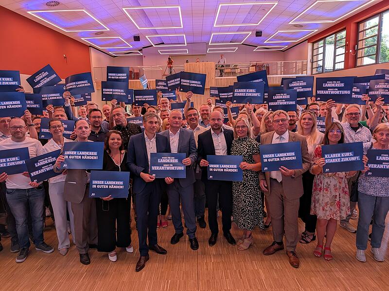 Demonstrative Einigkeit bei der Kreis-CSU nach der Wahl ihres Landratskandidaten Oliver Flake.