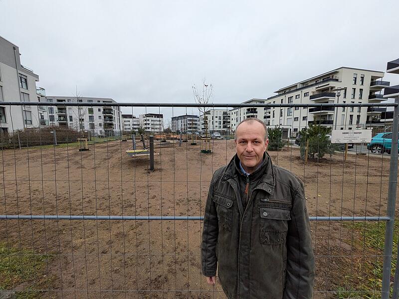 Thorsten Mühmel bildet zusammen mit Christian Horn die Führungsspitze des neuen Bürgervereins Erba: Im Hintergrund der neue Pocket-Park, wo einst der Erdhaufen lag.