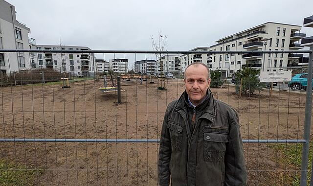 Thorsten Mühmel bildet zusammen mit Christian Horn die Führungsspitze des neuen Bürgervereins Erba: Im Hintergrund der neue Pocket-Park, wo einst der Erdhaufen lag. Thorsten Mühmel bildet zusammen mit Christian Horn die Führungsspitze des neuen Bürgervereins Erba: Im Hintergrund der neue Pocket-Park, wo einst der Erdhaufen lag.