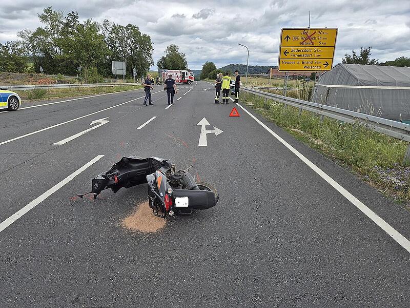 Rollerfahrer schwebt nach schwerem Unfall auf B303 im Kreis Coburg in Lebensgefahr Rollerfahrer schwebt nach schwerem Unfall auf B303 im Kreis Coburg in Lebensgefahr