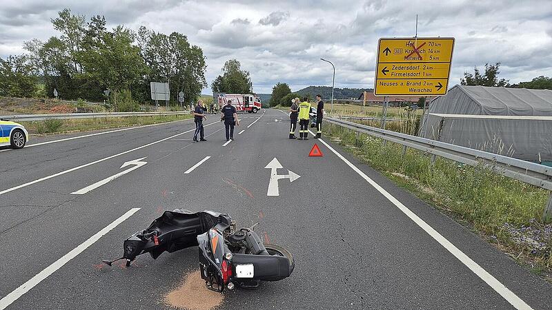 Rollerfahrer schwebt nach schwerem Unfall auf B303 im Kreis Coburg in Lebensgefahr Rollerfahrer schwebt nach schwerem Unfall auf B303 im Kreis Coburg in Lebensgefahr