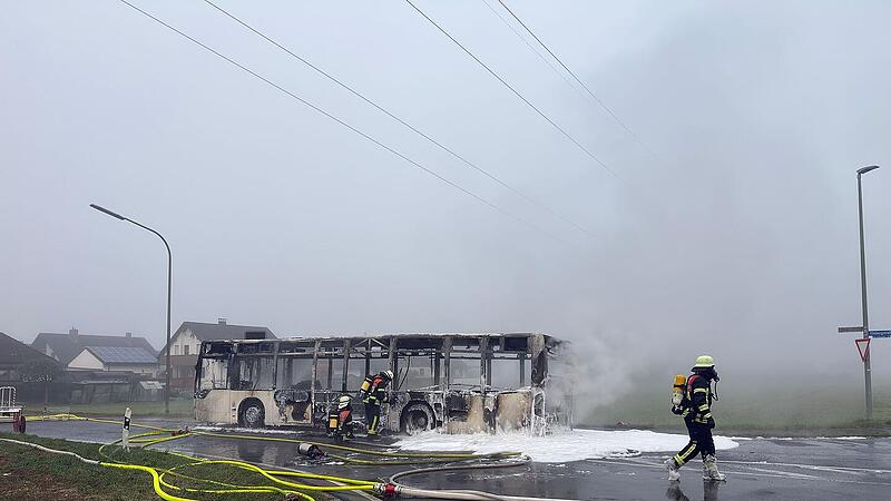 Bus brennt im Kreis Bamberg aus Bus brennt im Kreis Bamberg aus