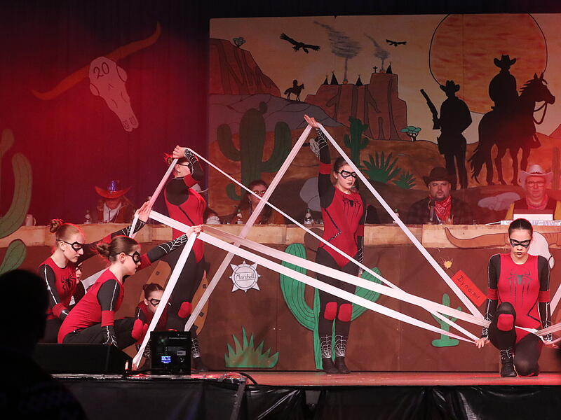 Das Young Team 1 mit einem faszinierenden Spinnen-Tanz als Show-Act.