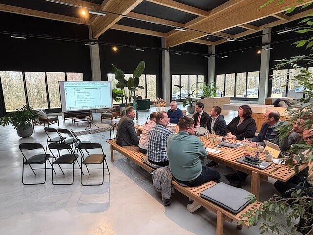 Die Lenkungsgruppe der Br&uuml;ckenauer Rh&ouml;nallianz bei ihrer Sitzung im Unternehmen Cubic Outdoor Living in Oberleichtersbach.