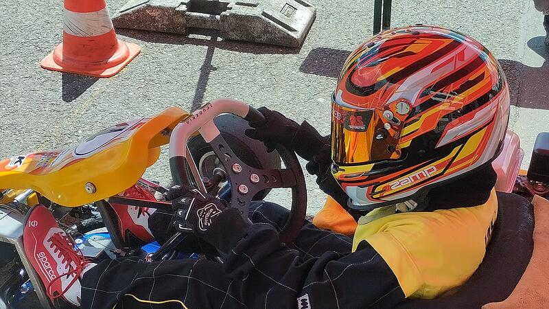 F&uuml;hlt sich pudelwohl am Lenkrad eines Rennkarts: Die 11-j&auml;hrige Lara Nowak aus Grub am Forst.