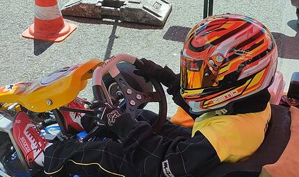 F&uuml;hlt sich pudelwohl am Lenkrad eines Rennkarts: Die 11-j&auml;hrige Lara Nowak aus Grub am Forst.