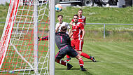Am Sonntag empfängt der FC Haßfurt (rote Trikots) den TV Haßfurt zum Stadtderby an der Flutbrücke.