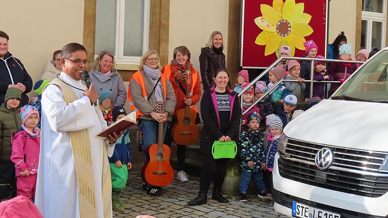 Pater Jakob Lijoy bat um Gottes Segen und allzeit unfallfreie Fahrt.