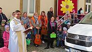 Pater Jakob Lijoy bat um Gottes Segen und allzeit unfallfreie Fahrt.
