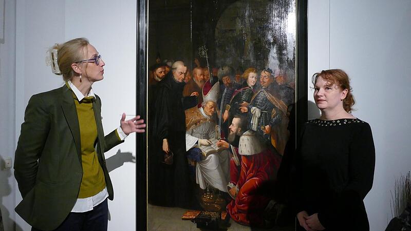 Museumschefin Carola Marie Schmidt (l.) und Kuratorin Corinne Iffert erkl&auml;ren das Tafelgem&auml;lde, das die Begegnung Ottos mit dem Adel Pommerns zeigt.