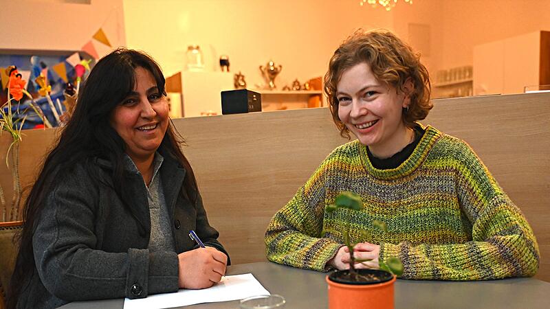 Hawar (links) ist aus dem Irak nach Deutschland geflohen. Mithilfe ihrer Patin Nina verbessert sie wöchentlich ihre Deutschkenntnisse.