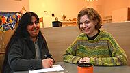 Hawar (links) ist aus dem Irak nach Deutschland geflohen. Mithilfe ihrer Patin Nina verbessert sie wöchentlich ihre Deutschkenntnisse.