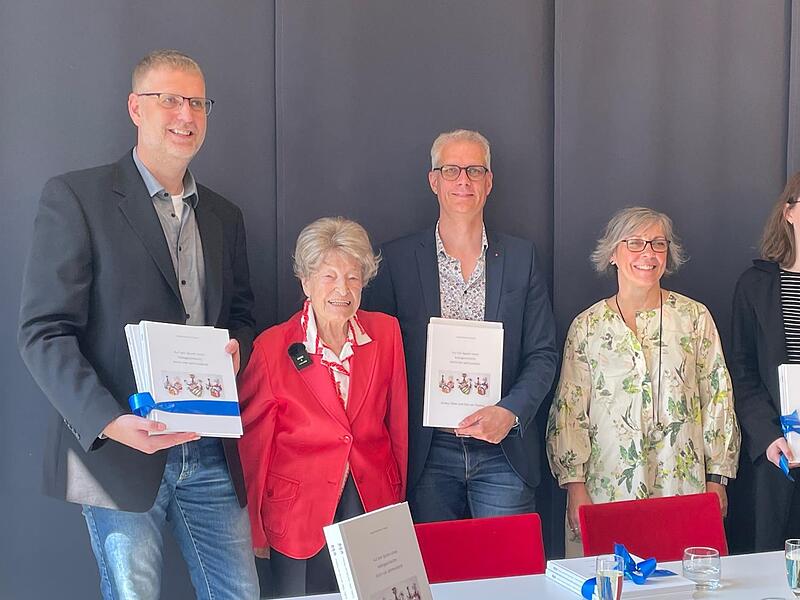 Bei der Übergabe von links: Rektor Klaus Peter Sunder, Irmgard v. Traitteur, OB Uwe Kirschstein, Doris Koschyk und Miriam Mulzer.Forchheim & Fränkische Schweiz Bei der Übergabe von links: Rektor Klaus Peter Sunder, Irmgard v. Traitteur, OB Uwe Kirschstein, Doris Koschyk und Miriam Mulzer.Forchheim & Fränkische Schweiz