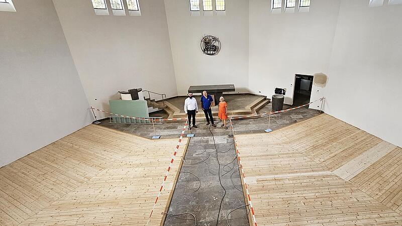 Im Altarraum stehen und beraten (von links): Pfarrer Michael Thiedmann, Matthias Schad und Anne Scharpf.