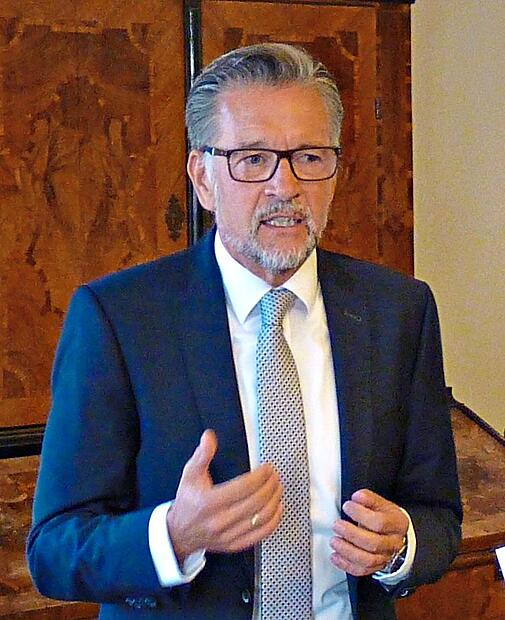 Altbürgermeister darf sich der ehemalige Bürgermeister von Adesldorf Karsten Fischkal nun nennen. Während der Verleihung blickte er auf seine Amtszeit zurück. Altbürgermeister darf sich der ehemalige Bürgermeister von Adesldorf Karsten Fischkal nun nennen. Während der Verleihung blickte er auf seine Amtszeit zurück.