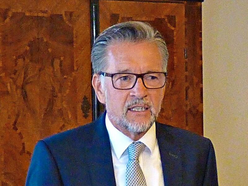 Altb&uuml;rgermeister darf sich der ehemalige B&uuml;rgermeister von Adesldorf Karsten Fischkal nun nennen. W&auml;hrend der Verleihung blickte er auf seine Amtszeit zur&uuml;ck.