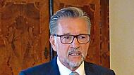 Altb&uuml;rgermeister darf sich der ehemalige B&uuml;rgermeister von Adesldorf Karsten Fischkal nun nennen. W&auml;hrend der Verleihung blickte er auf seine Amtszeit zur&uuml;ck.
