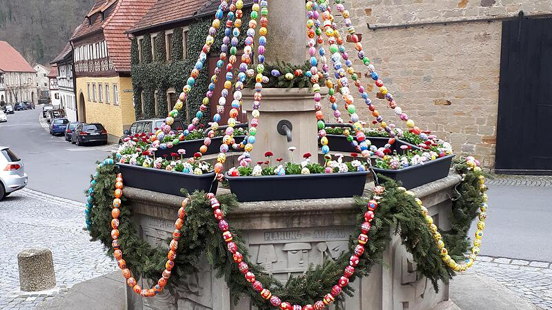 Ein Schmuckstück auch ohne Osterkrone ist der Brunnen in der Speiersgasse in Zeil geworden.