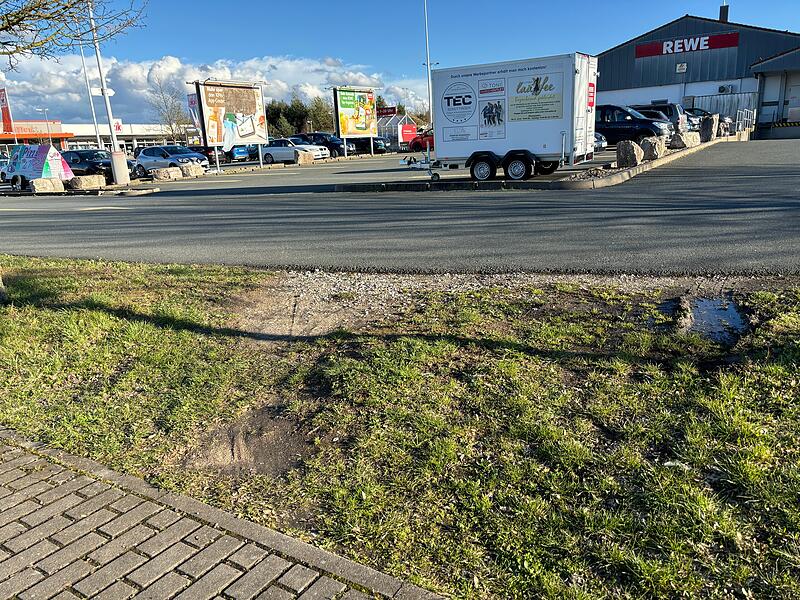 Nur ein paar Schritte lang ist der Trampelpfad, der in Adelsdorf &uuml;ber den Gr&uuml;nstreifen zum Rewe-Gel&auml;nde f&uuml;hrt.