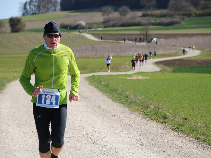 Strahlender Sonnenschein, aber nur niedrige Plusgrade erwartete die L&auml;ufer beim 19. Obermain-Marathon rund um Bad Staffelstein. Die Marathon-Strecke f&uuml;hrte wieder an den beiden Wahrzeichen der Kurstadt, dem Kloster Banz und der Basilika Vierzehnheiligen vorbei.